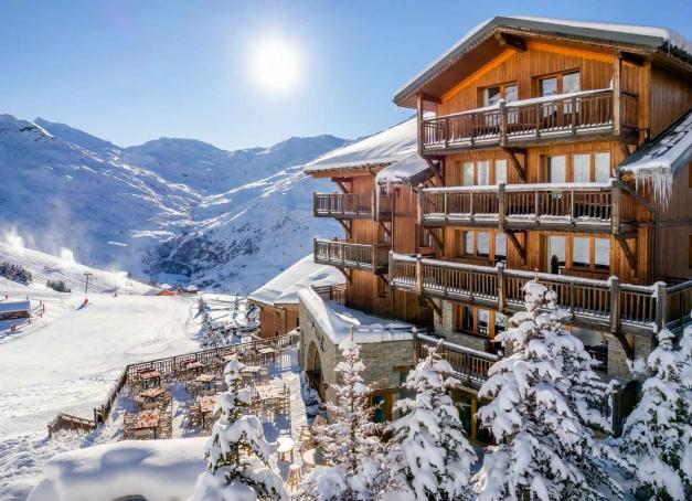 Sur la partie haute de la station des Menuires, à 2,000 mètres d’altitude, le Chalet Hôtel Kaya, établissement quatre étoiles, rouvre ses portes, entièrement rénové entre style alpin et andin.