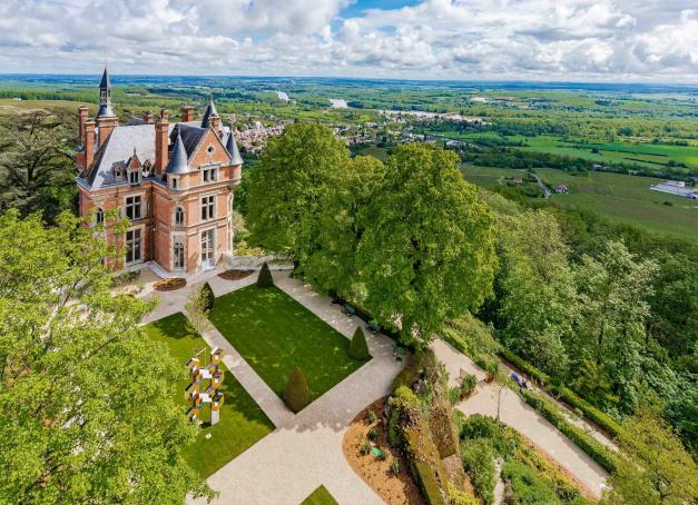 À 2h30 de Paris, une nouvelle adresse de l’hospitalité française prend racine au cœur du Centre-Val de Loire. Perché sur les hauteurs de Sancerre, le mythique Château se réinvente en une adresse exclusive mariant patrimoine et modernité, avec une vue à couper le souffle sur la vallée de la Loire.