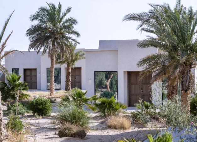 Envie d’évasion et plus précisément de désert ? C’est le moment alors de découvrir la Résidence à Douz. Ce très récent cinq étoiles doté de nombreux atouts, posé aux portes du désert au sud de la Tunisie, est la promesse d’une escapade pas comme les autres.