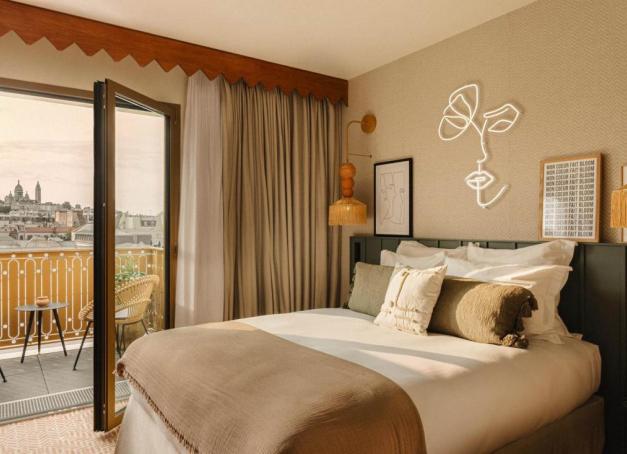 Envie de découvrir Paris sans exploser le budget ? Quand les tarifs hôteliers s’envolent, voici une sélection d’hôtels abordables (maximum 200 euros la nuit) parfaits pour explorer la capitale à moindre coût. 