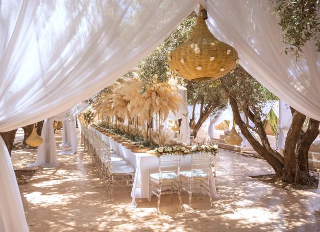 À Marrakech, le mariage prend des allures de conte contemporain. Villas spectaculaires, riads discrets ou hôtels sophistiqués : cinq adresses révèlent, chacune à leur manière, comment la ville ocre transforme un « oui » en moment de cinéma. 