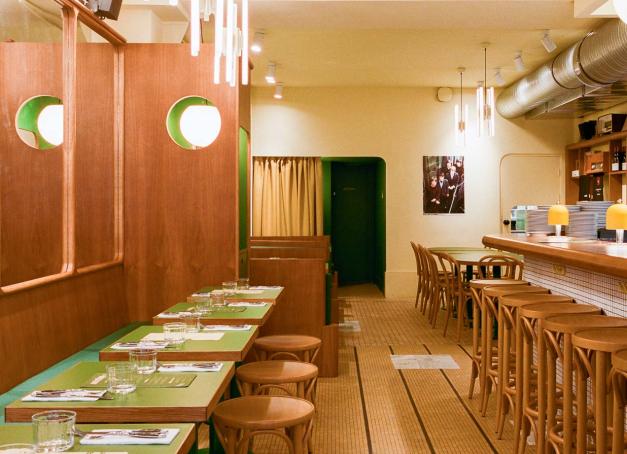 Dans le premier arrondissement de Paris, le chef Julien Sebbag ouvre Micho, un bistrot où l’on vient le midi déguster des sandwichs à la mie moelleuse accompagnés de petits plats de saisons.