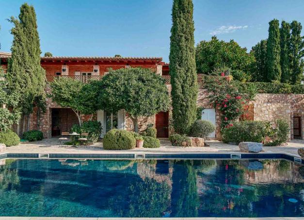 Cap sur le pays d’Ulysse, pour savourer la douceur de vivre hellénique entouré de vos proches. La rédaction de Yonder a dressé la liste des plus belles villas à louer en Grèce entre résidences isolées avec vue mer et demeures luxueuses dans les îles cycladiques d'Antiparos, Tinos et autres.