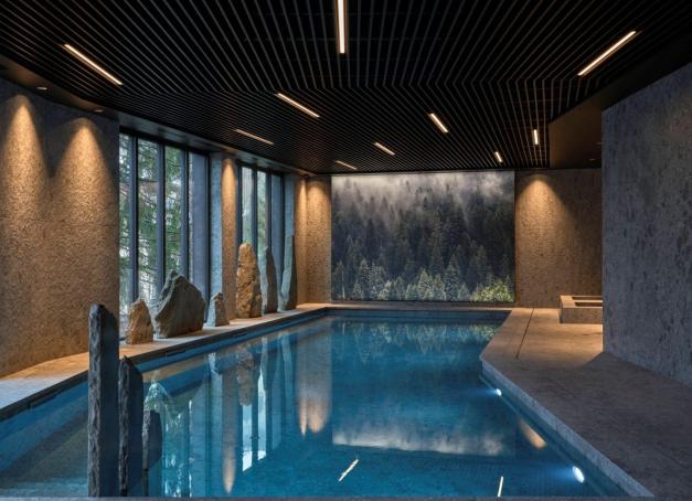 Adieu les effluves d’eucalyptus et les playlists pour salle d’attente. En France, les hôtels spa de luxe entrent dans l’ère de la longévité. Bilans de santé, médecine préventive, soins anti-âge, nutrition, sommeil, récupération et programmes personnalisés viennent compléter les traditionnels massages. Tour d’horizon de cinq hôtels et spas dédiés au bien-être et à la longévité.