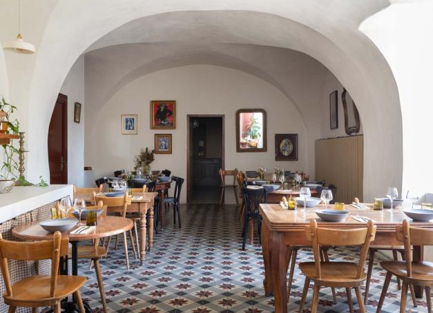 Sur la place du village de Marsanne, la bâtisse de pierres au toit en tuiles romanes, qui raconte son histoire depuis 1905, a repris vie - non pas comme un écrin froid de modernité mais comme une maison où l’on vit, rit et traîne ses pantoufles. La rédaction s’y est rendue un week-end d’automne pour rencontrer la propriétaire, Jeanne, et en est repartie convaincue que la paresse est un art.