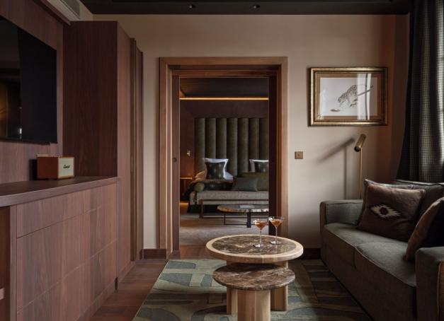 Yihaaa ! Montée en gamme pour cette adresse iconique du cœur du village de Megève qui se réinvente en chalet-hôtel chic au style western décomplexé.