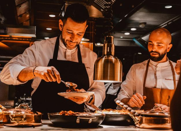 Le Brach Madrid, adresse phare du groupe Evok sur la Gran Via, propose chaque dimanche un brunch qui réconcilie générosité méditerranéenne et exigence à la française. Un rituel hebdomadaire signé par le chef Adam Bentalha, avec pâtisseries françaises de haut vol.
