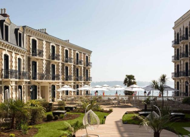 De Dinard à Saint-Malo, jusqu’aux rivages sauvages de Belle-Île-en-Mer, la Bretagne dévoile une constellation d’hôtels 4 et 5 étoiles iodés. Entre landes et embruns, découvrez notre sélection des meilleurs et des plus beaux hôtels de Bretagne où poser ses valises. 