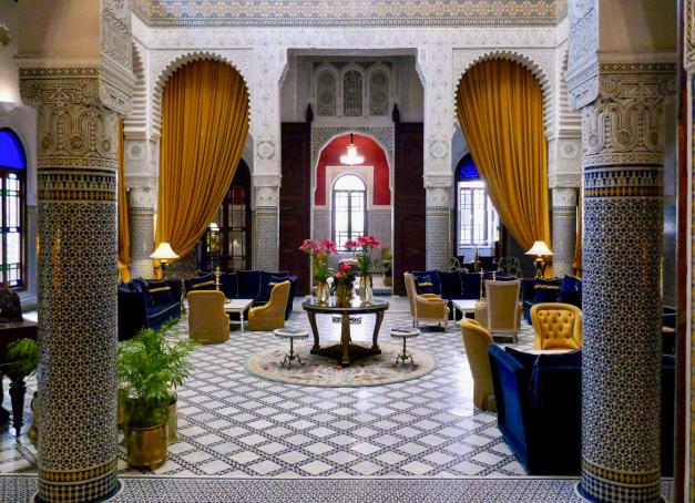 En langue arabe, le mot « riad » désigne le jardin du paradis, accompagné de son luxe, de sa végétation foisonnante et de ses sources fraîches. Nous avons bien trouvé notre éden dans la médina de Fès au Maroc, dédale de ruelles classé à l’Unesco.