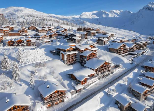 Depuis la France, ou directement de l’autre côté de la frontière, plusieurs stations permettent de profiter du domaine skiable transalpin. Yonder vous emmène les découvrir à travers une étape dans un établissement au charme incomparable. Tout schuss pour skier en Italie !