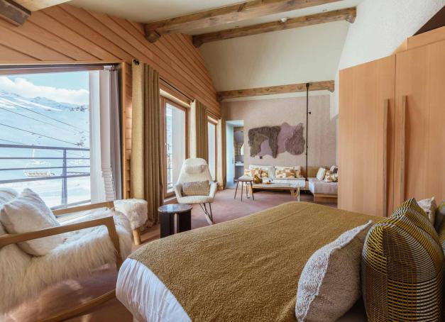 Du grand frisson sur les pistes à la détente absolue dans les spas, la montagne est un terrain de jeu parfait pour une escapade à deux. Voici six hôtels alpins où combiner ski, cocooning et instants complices pour un week-ski en amoureux sous la neige.
