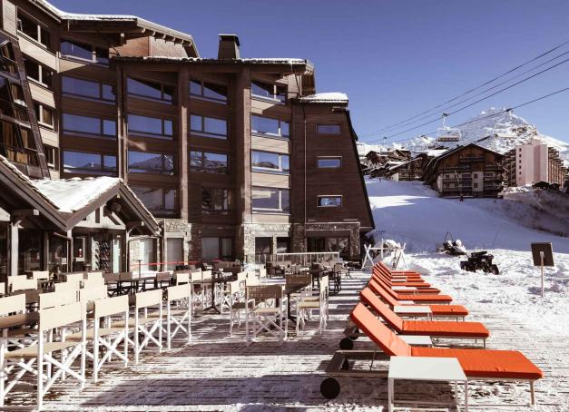 Situé au cœur de la plus haute station d’Europe — Val Thorens à 2,300 m d'altitude — et dans le plus grand domaine skiable au monde, les 3 Vallées, l’Altapura est évidemment très axé ski ! Ce qui ne l’empêche pas d’offrir tout l’arsenal d’un luxueux cinq étoiles : décor raffinée, restaurants variés, spa…. 