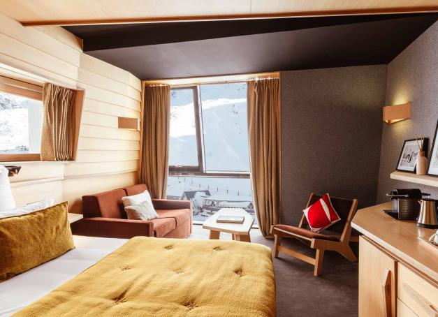 Plus haute station de ski française à 2 300 m d'altitude, située au cœur du plus vaste domaine skiable du monde, les 3 Vallées (qui relient Méribel, Courchevel et les Menuires), Val Thorens cumule les superlatifs. Toutes les bonnes adresses de la rédaction pour dormir, manger et faire la fête.