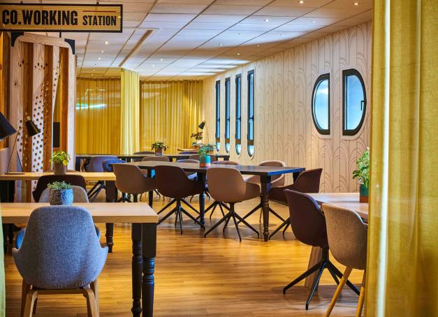 Travailleurs indépendants, étudiants, salariés en déplacement… Les professionnels en quête d’un lieu agréable où travailler sont nombreux. À Paris, les espaces de coworking fleurissent, mais souvent au prix d’abonnements coûteux. Dans ce contexte, l’hôtel se positionne comme une alternative attractive : plus flexible, parfois plus économique. 