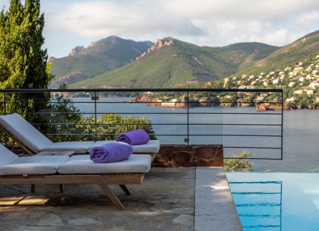Envie d’un séjour sans enfants et au calme ? Entre mer, maquis et villages provençaux de charme, ces hôtels adult only sur la Côte d’Azur promettent des vacances reposantes rythmées par un plongeon dans la piscine, une balade dans les jardins panoramiques et un dîner en terrasse romantique. 