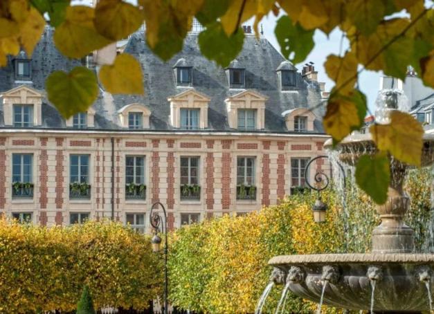 Paris : les plus beaux hôtels 5 étoiles du Marais Le quartier du Marais offre une plongée à la fois historique et résolument actuelle de la vie parisienne. Pour découvrir le charme de ses ruelles pavées, ses galeries d’art et ses boutiques branchées, Yonder a sélectionné les plus beaux hôtels 5 étoiles du Marais.