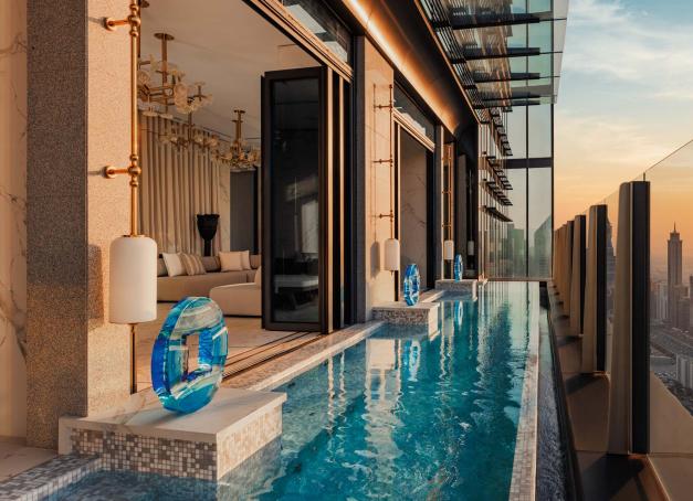 Un resort 5 étoiles dans un gratte-ciel ? Il n’y a qu’à Dubaï, ville de toutes les tocades architecturales, qu’un tel projet pouvait voir le jour. Signé Kerzner International, le nouveau One&Only One Za’abeel surpasse toutes les attentes. Rarement l’ultra luxe aura été incarné de manière aussi spectaculaire. Visite. 