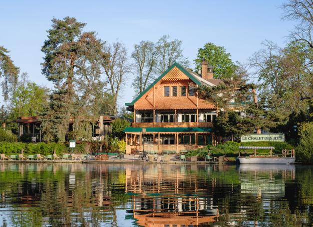 Aux beaux jours, le Chalet des Îles déploie son brunch sur ses grandes terrasses ensoleillées ou dans son chalet en bois à l’atmosphère chaleureuse et raffinée.