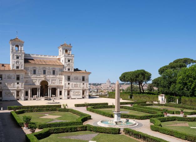 Cinq siècles d’histoire, sept hectares de jardins, seize artistes en résidence chaque année... Sur la colline du Pincio, à Rome, la Villa Médicis garde ses secrets avec la désinvolture des lieux qui n’ont jamais eu besoin de se faire remarquer. Le saviez-vous ? Il est possible de dormir entre ses murs chargés d’histoire.