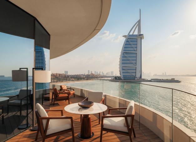 Face au golfe Persique, entre l’incontournable Burj Al Arab et les flots scintillants de Jumeirah Beach, un nouvel emblème s’élève. Signé Jumeirah, le Marsa Al Arab s’affiche comme le nec plus ultra du luxe contemporain à Dubaï. Inspiré des lignes fuselées d’un superyacht, ce palace ultra-marin jette l’ancre dans un univers à part, entre océan, jardin botanique et haute gastronomie. Voyage au cœur d’un resort qui transforme l’opulence en art de vivre.