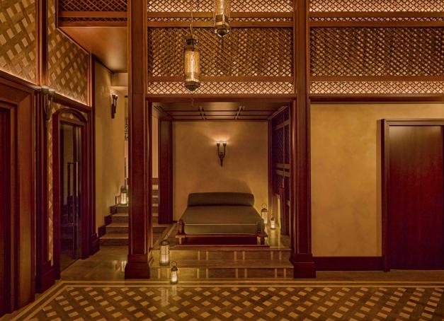 À Rome, le spa de l’hôtel 5 étoiles La Minerva prolonge l’imaginaire Orient Express jusque dans l’expérience du soin. Furtuna Skin, jeune marque sicilienne de skincare éco-luxe, y signe en exclusivité les protocoles de soin. 