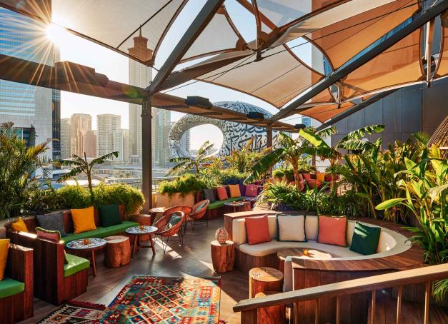 De la Marina à The Palm, du Creek à Business Bay, découvrez les 10 bars et rooftops de Dubaï où faire la fête, observer le coucher de soleil ou voir et être vu.