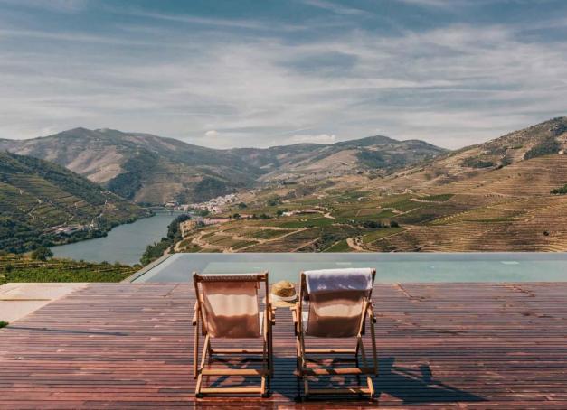 Notre sélection des plus beaux hôtels de luxe du Portugal pour une escapade en bord de mer, dans les vignobles du Douro ou dans les villes effervescentes.