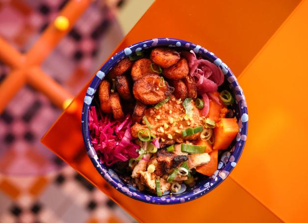 Streetfood et gastronomie africaine ? Ça donne un cadre coloré, des murs tapissés de wax et des burgers garnis de manioc, de piment, de poulet frit, ou encore de banane plantain et, bien sûr, accompagnés de patate douce ou d'alloco ! 