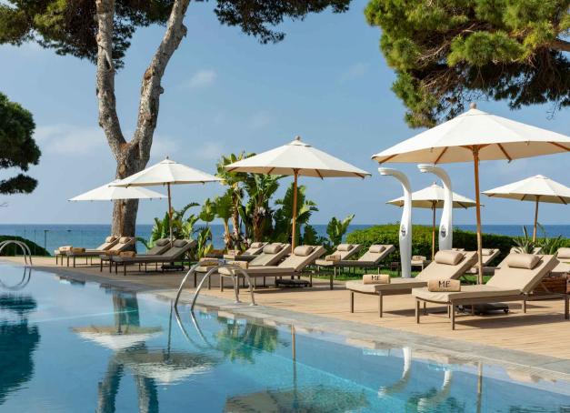 Baigné dans une atmosphère calme et relaxante, le ME Ibiza se distingue par ses hébergements élégants face à la mer, ses multiples piscines et son spa qui convie les hôtes à un petit tour en Thaïlande. Un des hôtels 5 étoiles les plus prisés de l'île Blanche. Visite. 