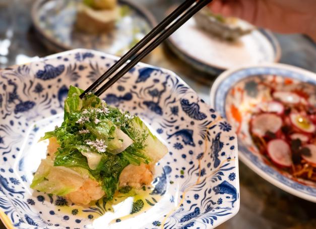 Après Magma, le chef japonais Ryuya Ono change de registre avec Bund, nouvelle table du quartier de la Bourse consacrée à une cuisine chinoise contemporaine. Et redonne ses lettres de noblesse au mot fusion. 