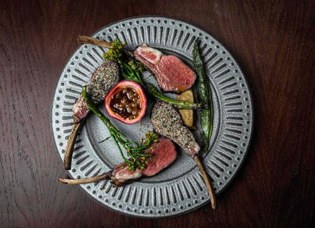 Après le succès fulgurant de CAM en son temps et tandis que son bistrot JIP fait les beaux jours de la rive droite, le chef Esu Lee a ouvert il y a peu Orson rue du Dragon. Une adresse bien trouvée pour un chef qui, manifestement, n’a rien perdu de son feu sacré. 