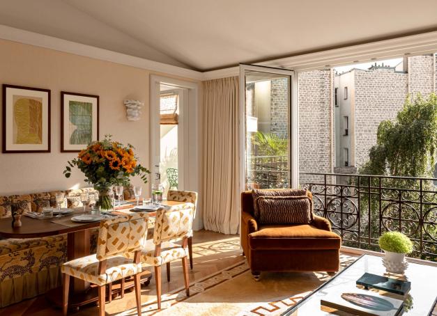 Envie d’espace lors d’un séjour en famille ou entre amis au cœur de la Ville lumière ? Ces hôtels à Paris disposent de villa, de pavillon ou de suites majestueuses, aussi exclusifs que confidentiels. Le luxe de l’indépendance.