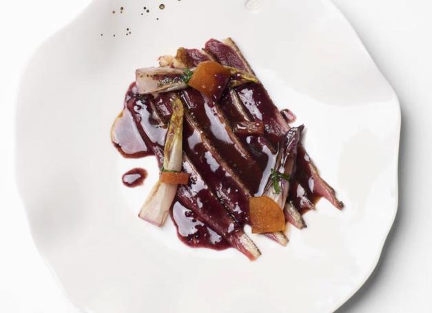 Dans l'écrin quadri-centenaire des galeries du Palais Royal, le chef originaire des pouilles Martino Ruggieri signe une cuisine d'une puissance rare, entre poésie et gourmandise absolue. Un dialogue entre deux histoires : celle d'un lieu fondateur et celle d'un chef à la maturité éclatante.