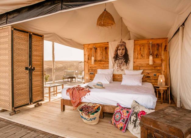 Inara Collection dévoile une vingtaine de tentes chics en plein désert marocain à 30 kilomètres seulement de la Ville Ocre, Marrakech.