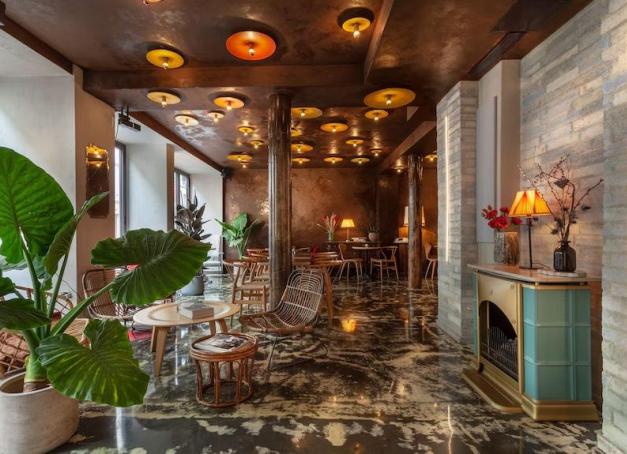 Ancien quartier d'artisans devenu le refuge des adresses les plus branchées, le 11ᵉ arrondissement de Paris mêle boutique-hôtels de caractère, établissements 5 étoiles confidentiels et refuges design : notre sélection des meilleurs hôtels du 11ᵉ arrondissement à Paris.

