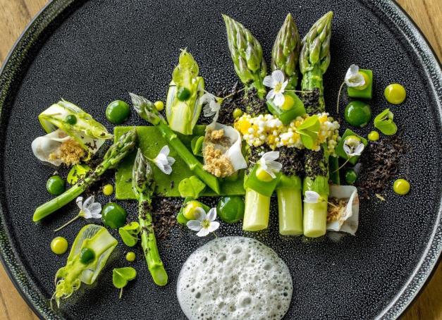 Les meilleurs restaurants d'Auvergne Terre de volcans aux entrailles explosives, l’Auvergne révèle une nature à l’état brut, où les chefs d’illustres maisons rivalisent d’inventivité pour sublimer les beaux produits du terroir. Sélection des meilleurs restaurants d’Auvergne.