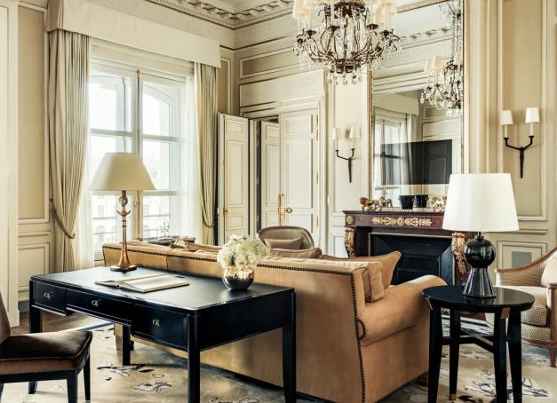 Qu’ils aient hébergé des couturiers de légende ou laissé des stylistes penser chaque détail, du mobilier à l’ambiance, ces hôtels de luxe célèbrent la mode comme un véritable fil conducteur de l’hospitalité. Des adresses où le sens du beau devient une manière de recevoir.