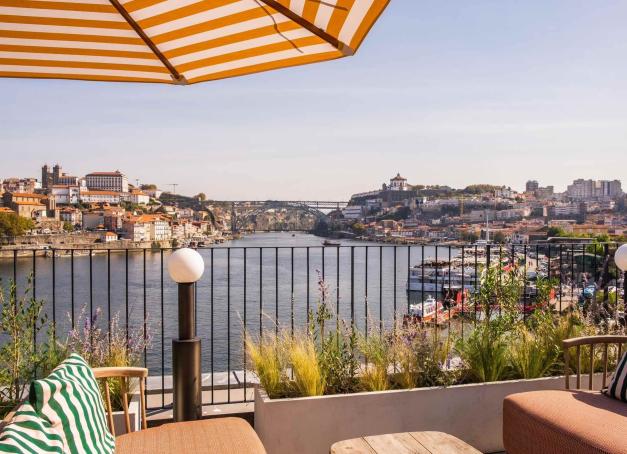 Porto, la ville invincible aux ruelles escarpées, aligne ses azulejos, ses façades patinées et ses caves de porto sur les rives du Douro. Entre deux balades dans la Ribeira ou un verre de vinho verde à Foz do Douro, on fait halte dans l’un de ces hôtels-spa de Porto, des refuges urbains pour se relaxer sans quitter le centre de le capitale du nord du Portugal. 
