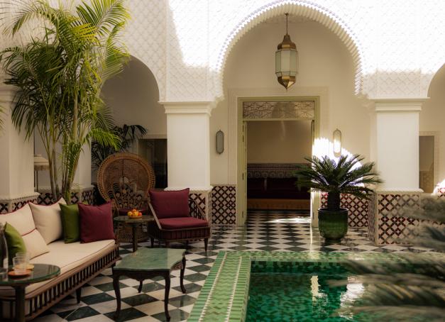 Au cœur de la médina de Marrakech, le palais Beit Al Noor s’impose comme une nouvelle adresse confidentielle. Cette demeure du XVIIIème siècle doit sa renaissance à un couple de passionnés, qui fait rimer art de vivre marocain et hospitalité libanaise. Zoom sur ce lieu d’exception qui redéfinit les codes du séjour marrakchi.