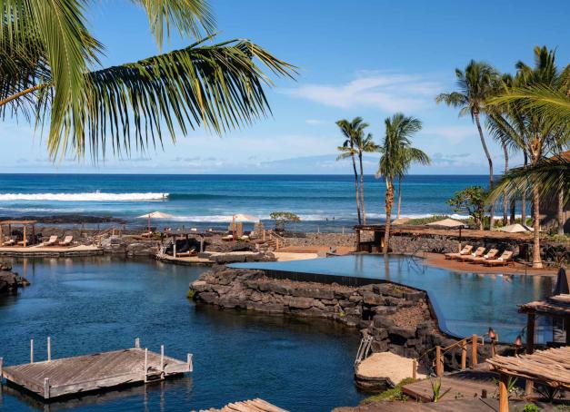 Pierce Brosnan et Jeff Bezos, Clint Eastwood et Matthew McConaughey, Oprah Winfrey…Qui d’autres ? On ne compte plus les « happy fews » qui considèrent Hawaï comme leur maison. Et on comprend pourquoi. Une nature particulièrement exceptionnelle, rare, et un style de vie cool, ambiance « surf culture ». 10 hôtels à Hawaï, du resort 5 étoiles au joli boutique hôtel.