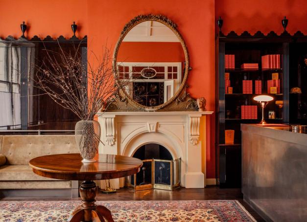 Que vous recherchiez une maison de famille à l’allure victorienne, une retraite design avec rooftop ou une adresse confidentielle au décor tout droit sorti d’un roman de Jane Austen, les plus beaux hôtels autour de Hyde Park offrent chacun une expérience unique, à un jet du plus célèbre des parcs londoniens.