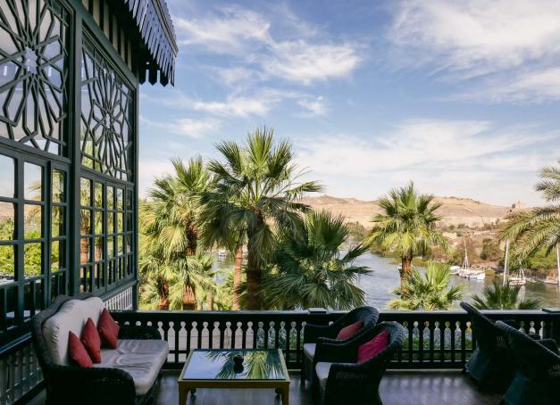 Les colonnes du temple sur l’île d’Éléphantine, les dahabiehs qui remontent le cours du Nil, les serveurs tirés à quatre épingles qui s’activent sur la terrasse... le spectacle qui s’offre au regard depuis notre balcon au Sofitel Legend Old Cataract. L'un de ces voyages dans le temps que seule l’Égypte sait inspirer.