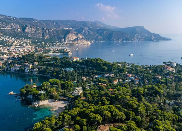 Saint-Jean-Cap-Ferrat, quintessence d'une Côte d'Azur exclusive et glamour, n'est pas seulement un refuge pour milliardaires. La preuve en 5 adresses clés, ou plus si affinités, pour (re)découvrir d'urgence ce petit paradis méditerranéen.