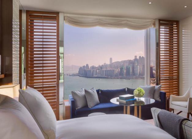 Hong Kong, métropole de contrastes où le luxe se réinvente à chaque horizon, offre une scène hôtelière d'exception. Des icônes intemporelles aux écrins de design audacieux, chaque établissement mérite son récit, mêlant héritage et modernité. Plongez avec nous au cœur des cinq plus beaux hôtels de Hong Kong, adresses incontournables où le service se fait art et les vues, tableaux vivants. 