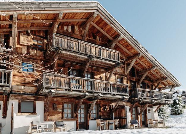 Quand le thermomètre plonge et que la neige efface les contours des villages, on cherche moins un hôtel qu'un refuge : un feu qui crépite, un plaid en laine, un bain chaud face aux sommets. De Méribel à Zermatt, en passant par Megève et Val d'Isère, voici les adresses les plus cocooning des Alpes pour hiberner avec style cet hiver. Maisons de famille, chalets d'alpage ou refuges perchés, toutes cultivent le sens du confort.