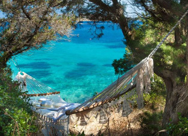 Dans cette région du monde, les Hommes vivent plus longtemps. En Méditerranée, la Sardaigne, reconnue comme zone bleue grâce à son mode de vie sain et équilibré, offre une évasion authentique et ressourçante. Entre maquis et mer d'un bleu profond, cinq hôtels de luxe en Sardaigne pour goûter à l’essence de même de l’île italienne. 
