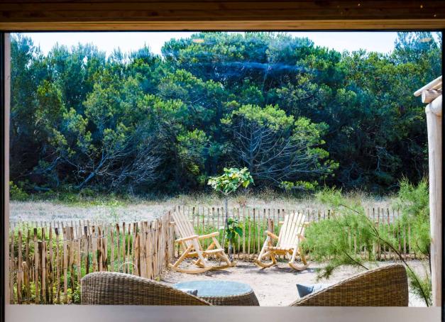 Envie d’une escapade chic sous le soleil de la Côte d’Azur ? Cap sur Hyères-les-Palmiers, où l’on flâne dans les ruelles de la vieille ville, on découvre les trésors artistiques de la Villa Noailles et de la Fondation Carmignac et l’on savoure l’horizon infini depuis les plages. Voici notre sélection des plus beaux hôtels de Hyères.