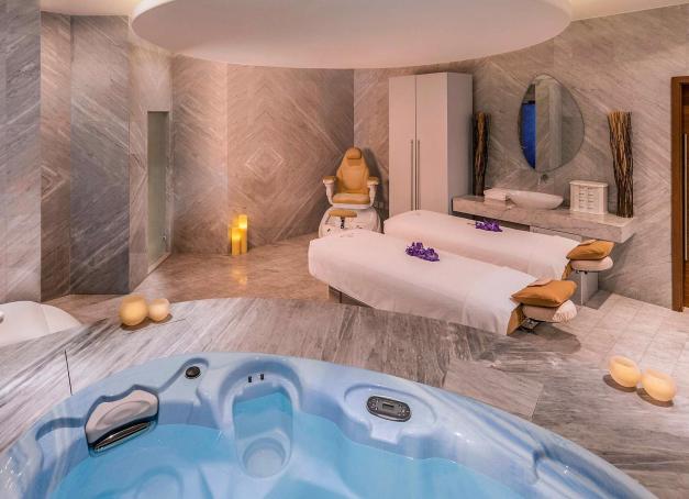 La cité-émirat, capitale du self-care, où spas futuristes, refuges ayurvédiques, cliniques de pointe et sanctuaires confidentiels dessinent une cartographie unique. Ici plus qu’ailleurs, vous trouverez tous les soins : des plus traditionnels aux plus high-tech. Des palaces 5 étoiles aux villas bohèmes, en passant par les centres de biohacking dernier cri, tour d’horizon des meilleures retraites bien-être à Dubaï où ralentir, respirer, se régénérer et repartir l’esprit clair, le corps léger.
