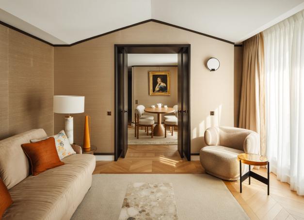 Des Champs-Élysées aux rues feutrées qui les entourent, voici dix hôtels où Paris déploie son art de recevoir : palaces d’apparat, cinq-étoiles confidentiels et boutique-hôtels de caractère, tous choisis pour leur style, leur emplacement et leur manière singulière d’incarner l’élégance de l’Ouest parisien.