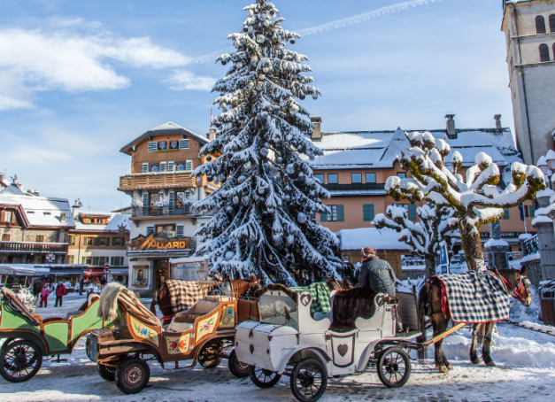 Megève, Venise ou Marrakech… Qu’on rêve de flocons ou de soleil, Noël se décline sous toutes les latitudes. Nos suggestions de destinations pleines de magie où partir à Noël. 